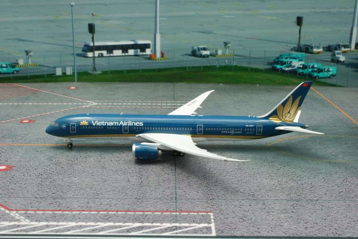 Phoenix Diecast Models 1-200 PH2HVN139 1-200 Vietnam 787-9 REG No. VN-A861