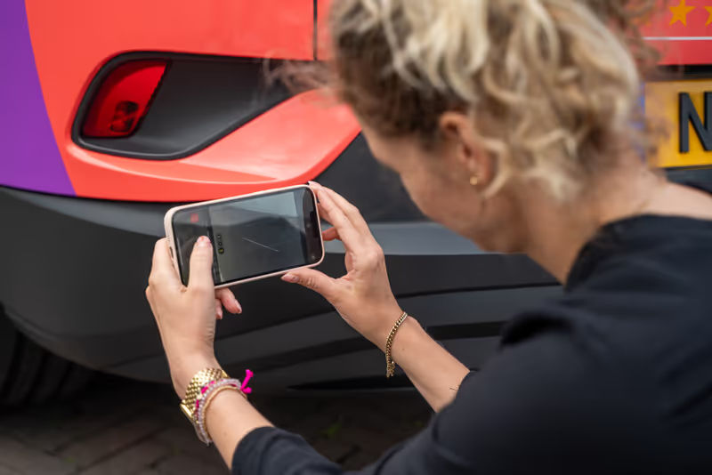 Hoe verwijder ik krassen op mijn auto?