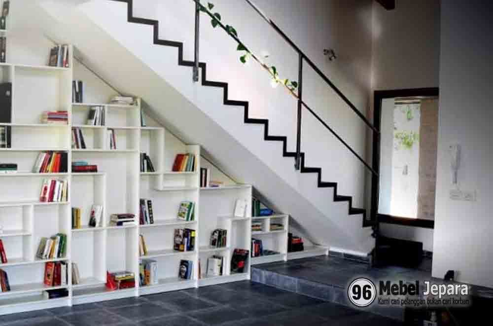 Tangga dengan Rak Buku Terintegrasi