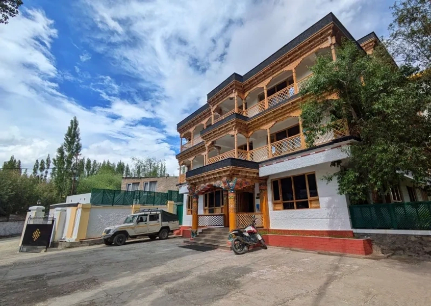 Outside view of Leh Retreat