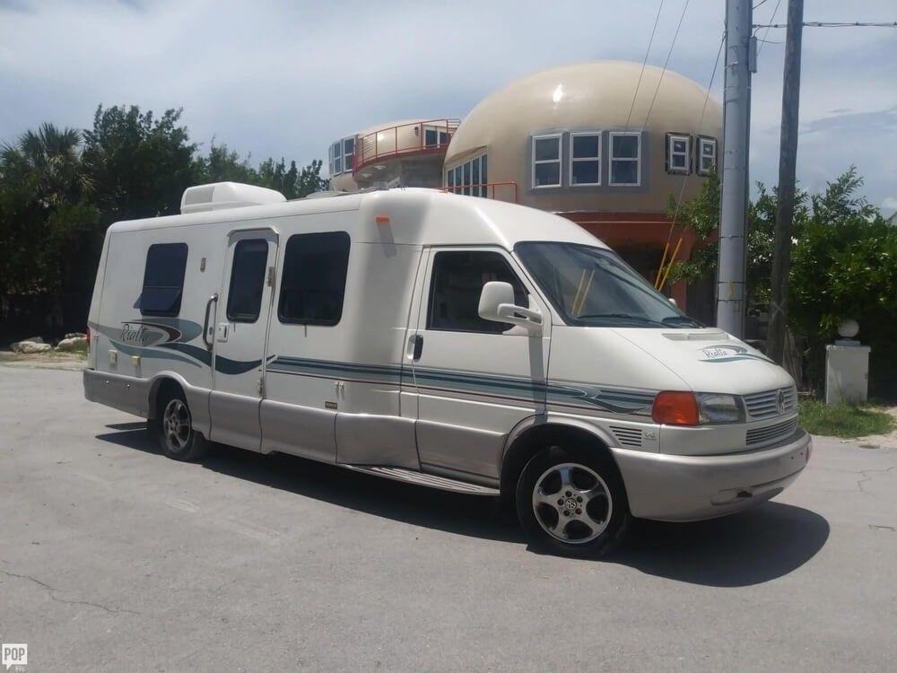 well furnished 2004 Winnebago Rialta camper Campers for sale