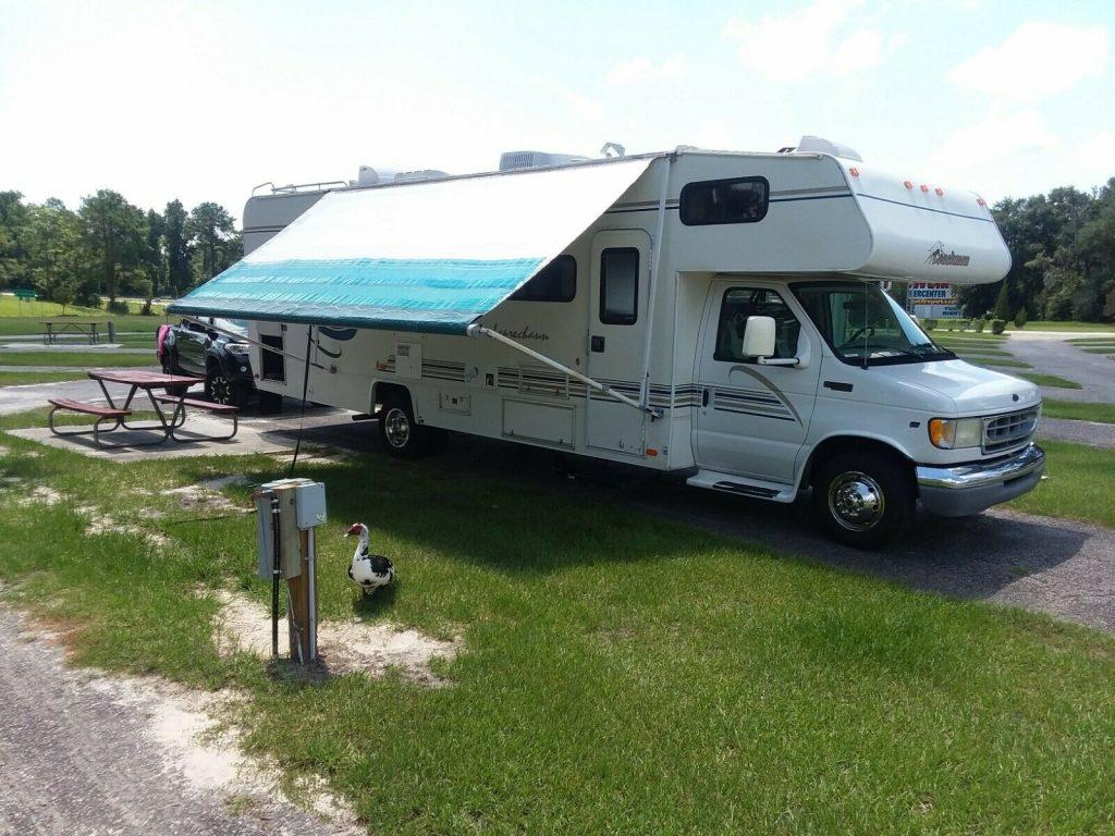 very nice 2000 Coachmen Leprechaun 314SS camper for sale