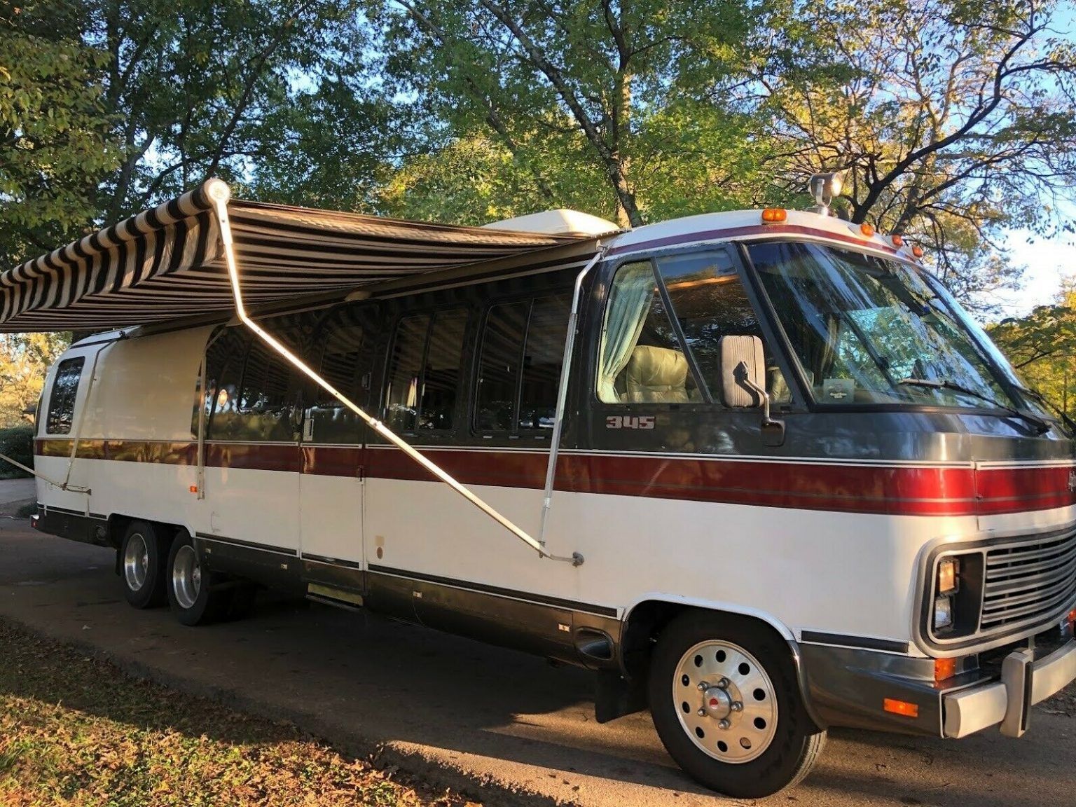 beautiful 1985 Airstream 345 Classic camper @ Campers for sale