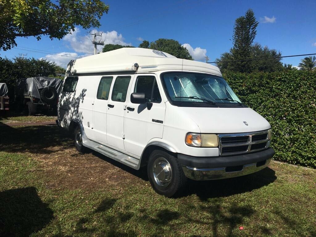 well equipped 1994 Dodge Coach House RD 194 camper