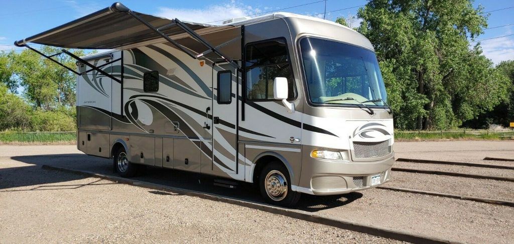 2012 Thor Daybreak 28PD camper [new tires]