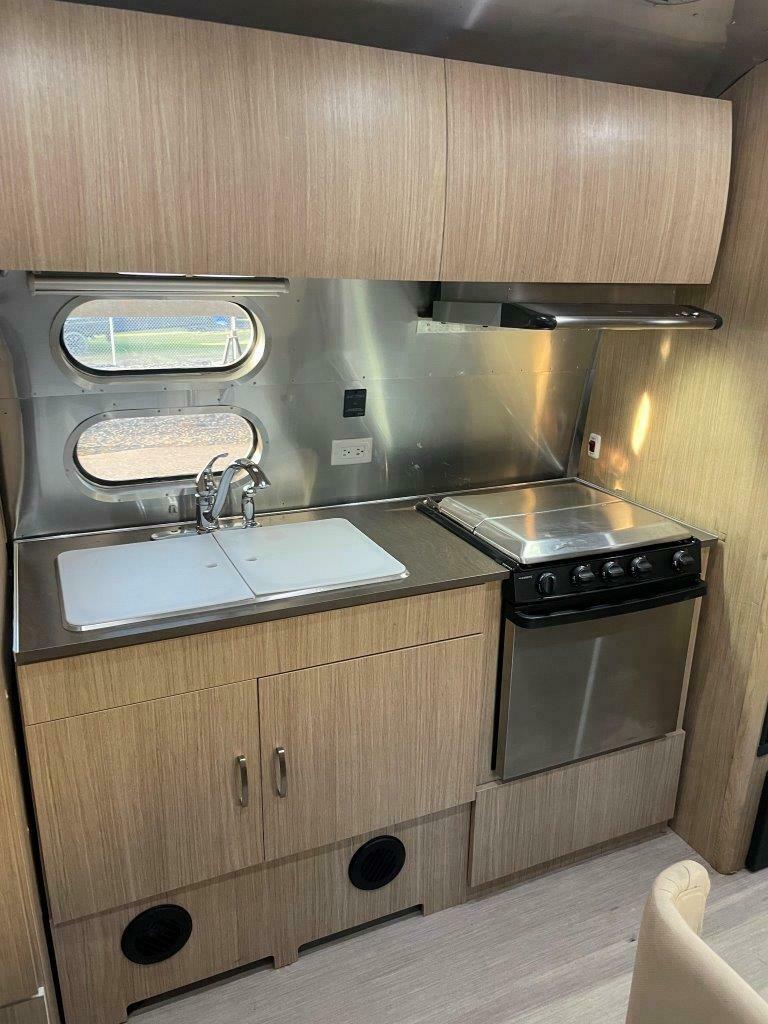 2018 Airstream Flying Cloud 23 FB Travel Trailer [repaired] @ Campers ...