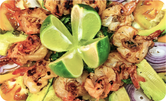 A lime placed on the cooked shrimp together with other vegetables.