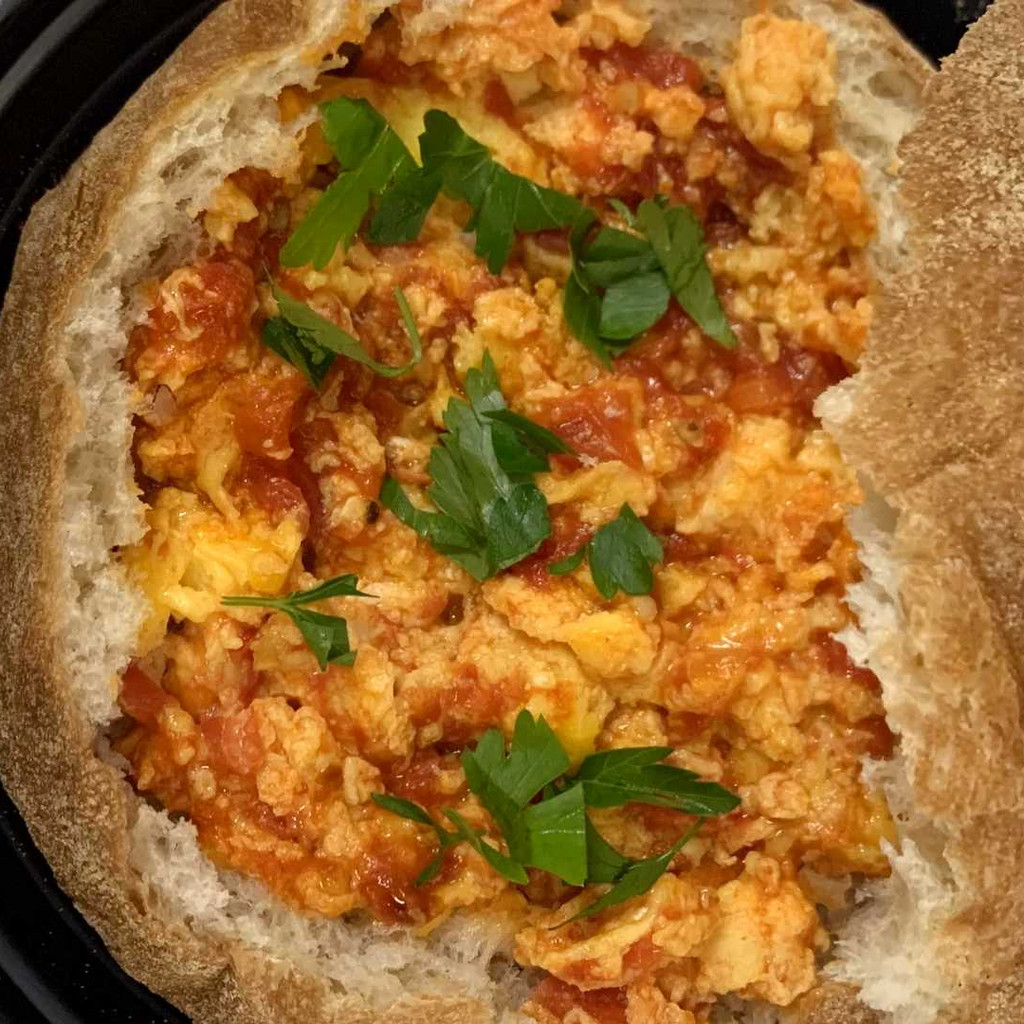 Image-Scrambled eggs with tomato