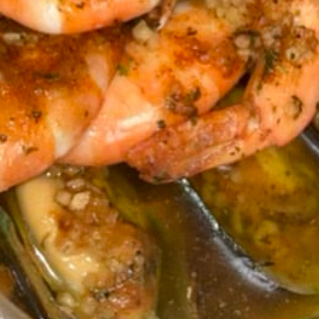 Image-6 Large Steamed Shrimp. 6 Green Shell Mussels, Corn and Can Soda