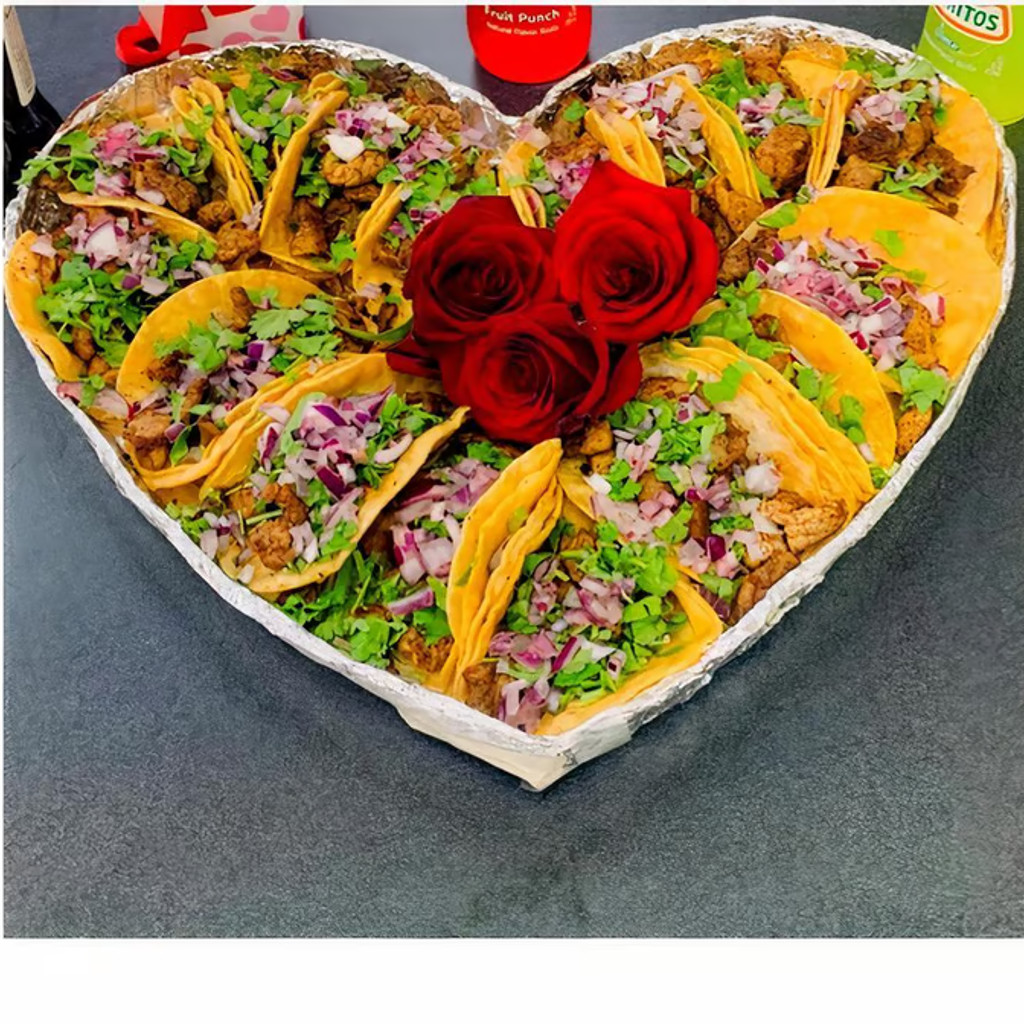 Image-Family  San Valentin 16 tacos salsas and 3 roses in the center 