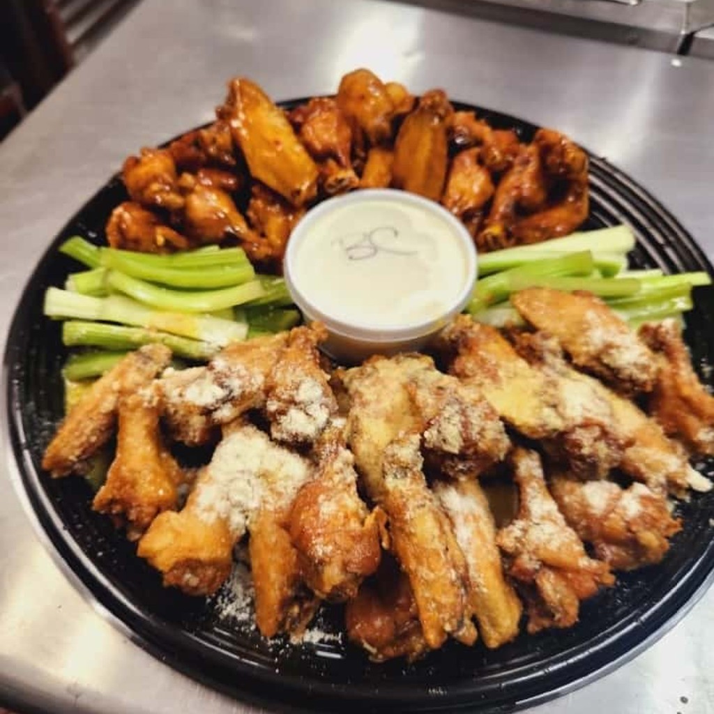 Image-50 Piece Wing Tray with 1 Tub of Dip