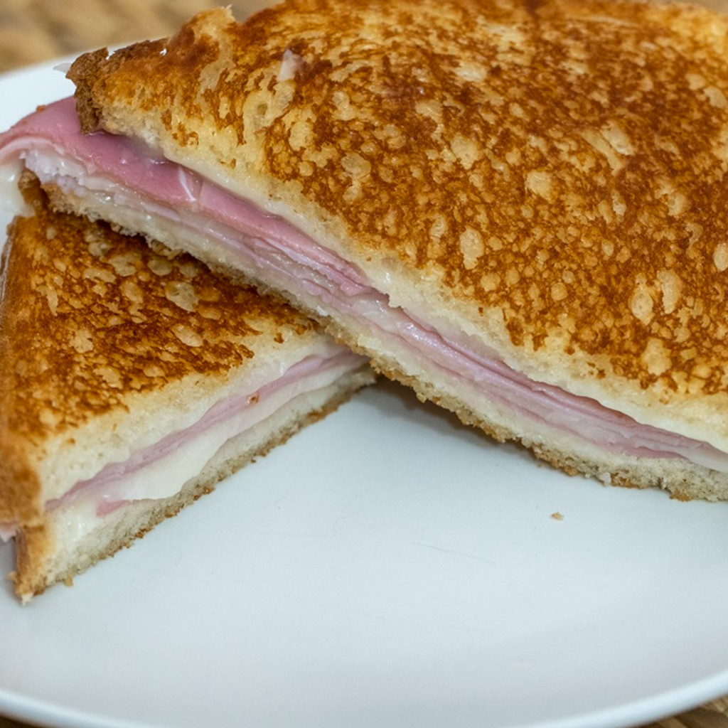 Image-Classic ham and cheese sandwich  / Sándwich de Jamón y Queso