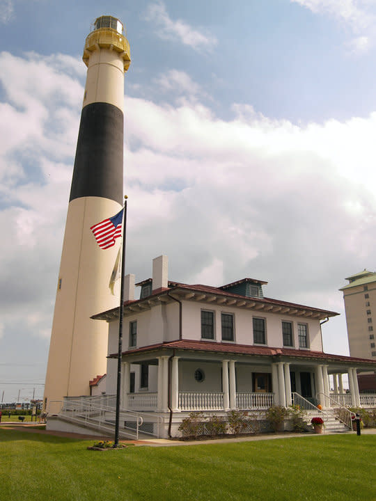 Absecon Lighthouse in Atlantic City, New Jersey, featuring the historic black-and-white lighthouse and keeper’s dwelling near HappyNest’s Absecon laundry pickup and delivery service area.