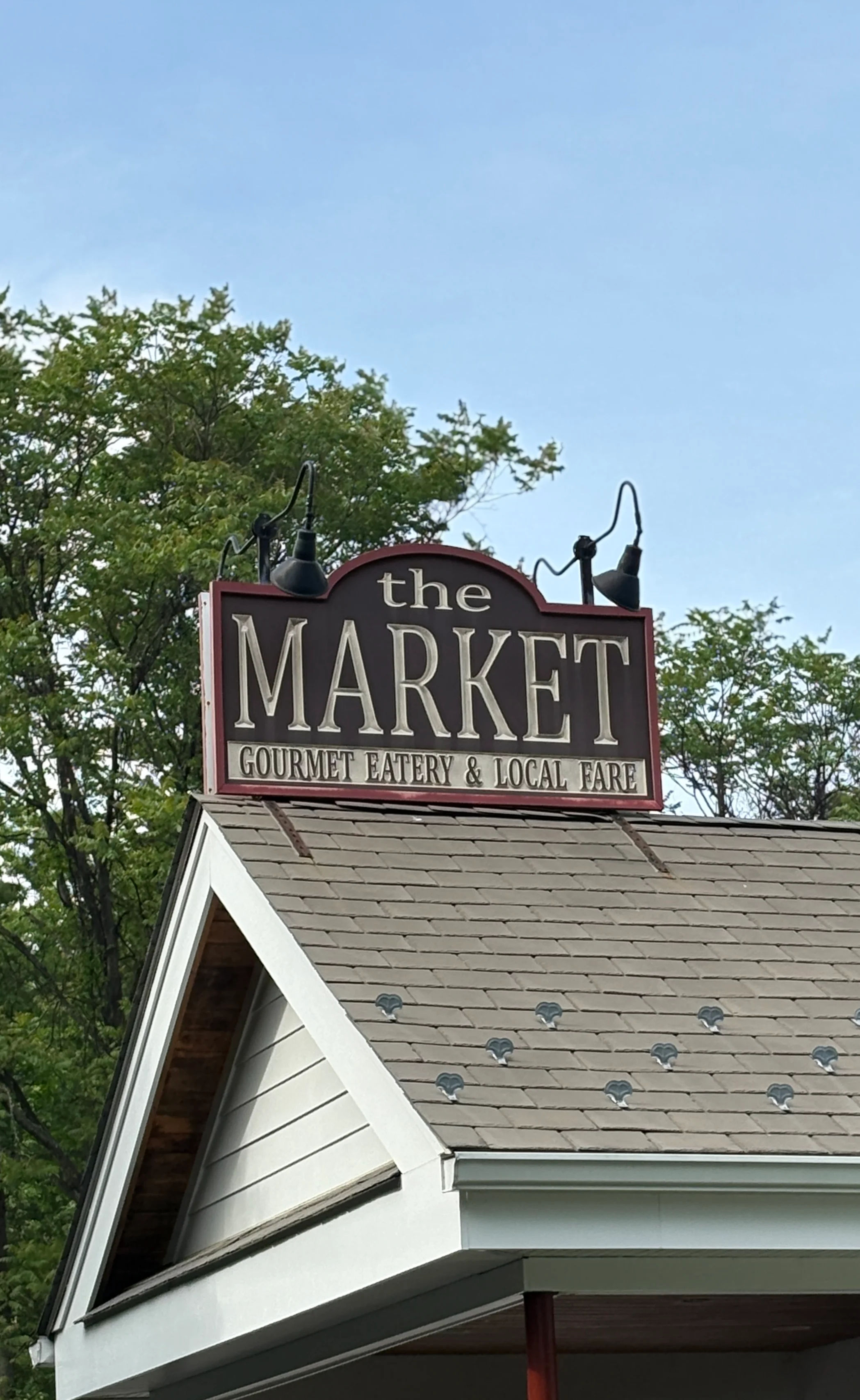 9W Market gourmet eatery and local fare in Palisades, New York, a neighborhood dining destination near homes served by HappyNest laundry pickup and delivery.