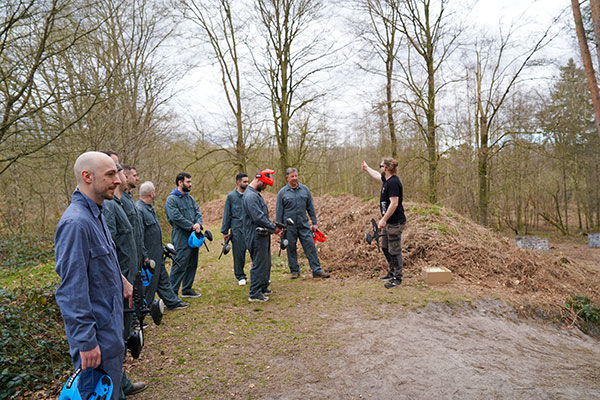 Groupe d'entreprise après session paintball team building près de Bruxelles – activité cohésion