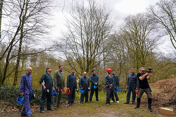Équipe en session team building paintball à Bruxelles – cohésion et stratégie en entreprise