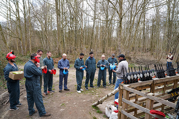Collaborateurs d'entreprise jouant au paintball outdoor Wavre – team building Bruxelles