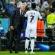 L'entraîneur du Real Madrid, Carlo Ancelotti, en discussion avec Vinicius Jr.