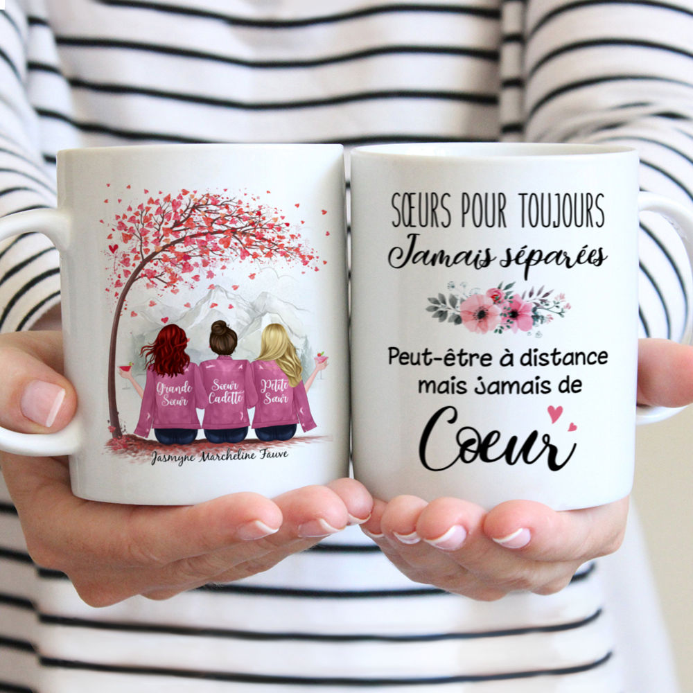 Personalized Mug - Jusqu'à 6 Sœurs - Sœurs pour toujours, jamais séparées. Peut-être à distance mais jamais de cœur (French)