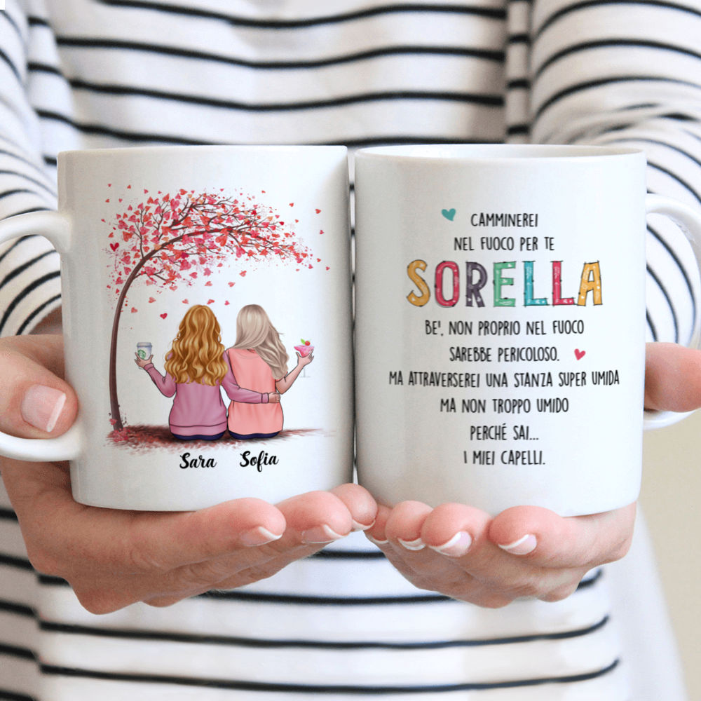 Personalized Mug - Tazza Personalizzata - Regali per sorelle - Albero dell'amore - Camminerei nel fuoco per te, sorella.  Be', non proprio nel fuoco, sarebbe pericoloso. Ma attraverserei una stanza super umida Ma noi troppo umido perché sai...  I miei capelli. - Italia