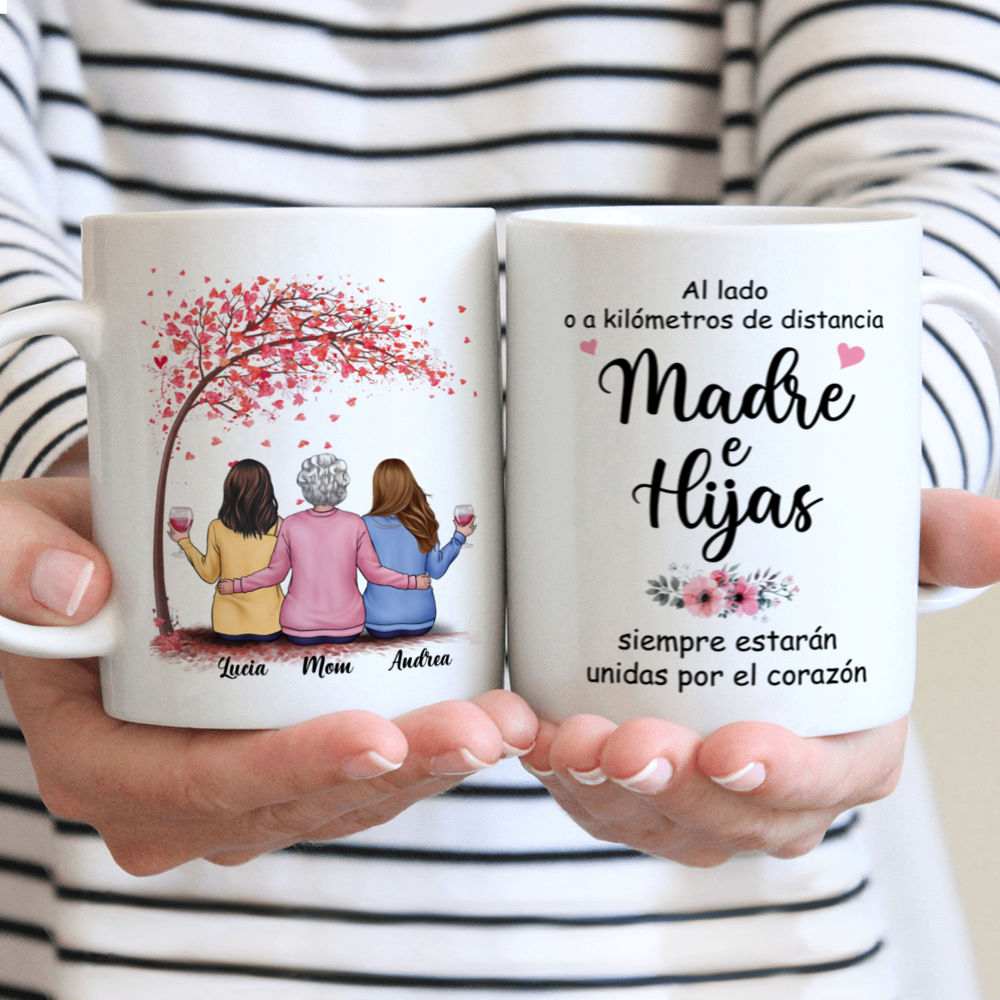 Personalized Mug - Tazas Personalizadas - Al lado o a kilómetros de distancia Madre & Hijas siempre estarán unidas por el corazón - Regalos Personalizados - Spanish