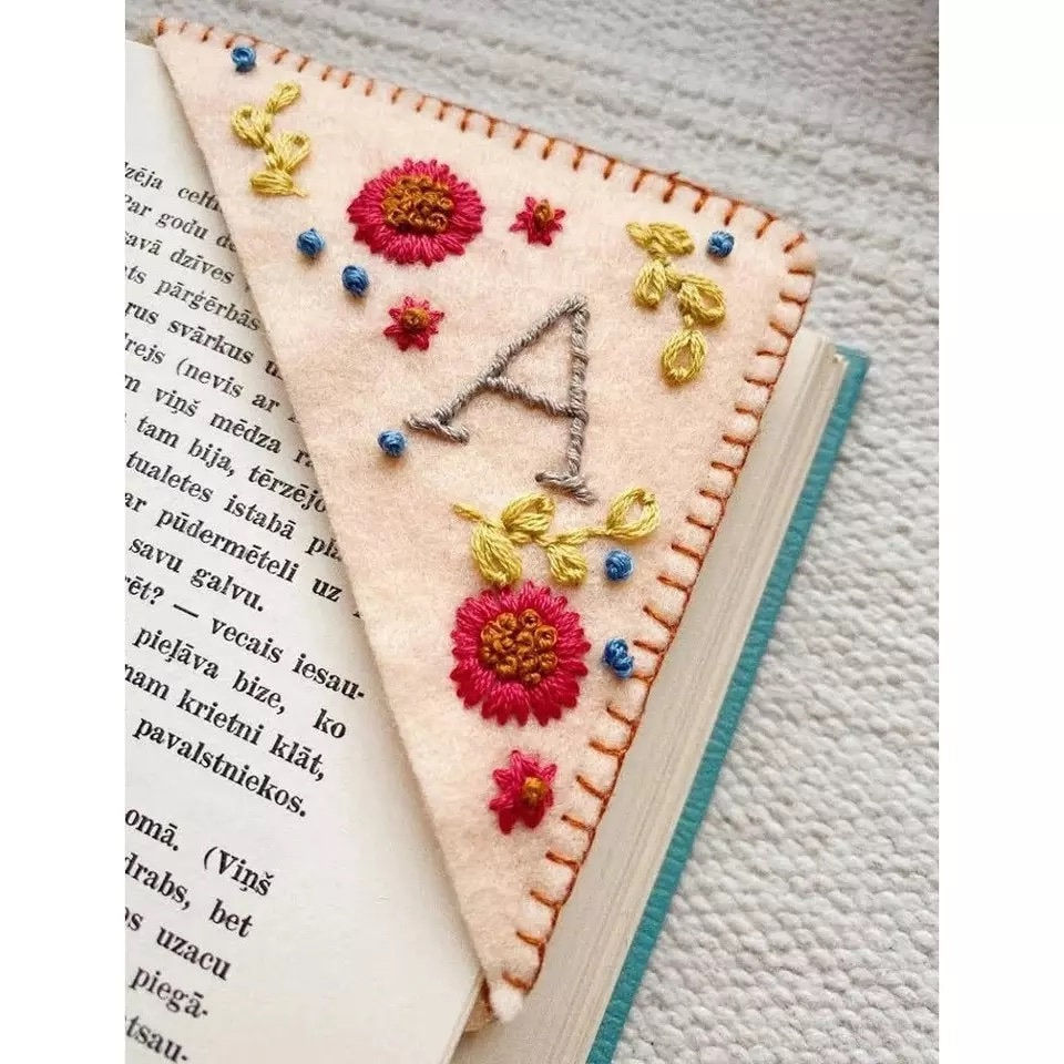 Personalized Gift - Hand embroidered corner bookmark - Custom letter book mark_2