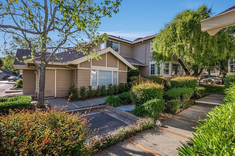 42 Bridle Ln