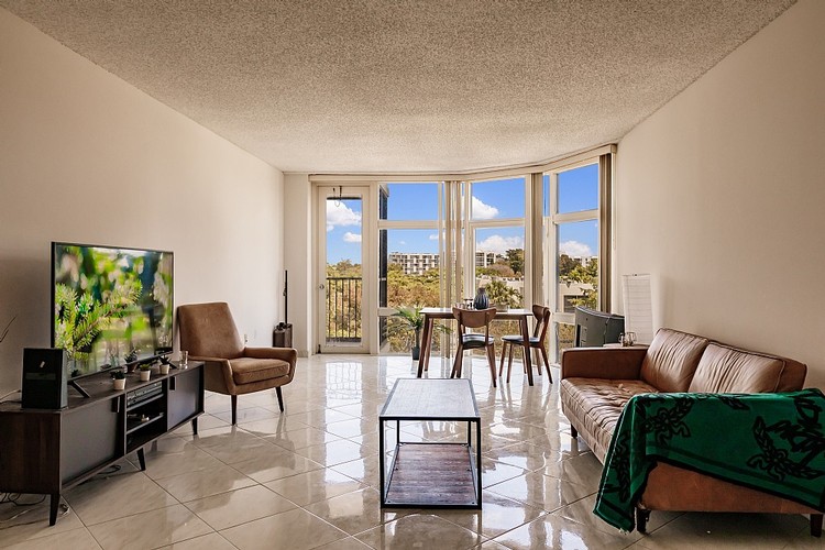 20100 W Country Club Dr