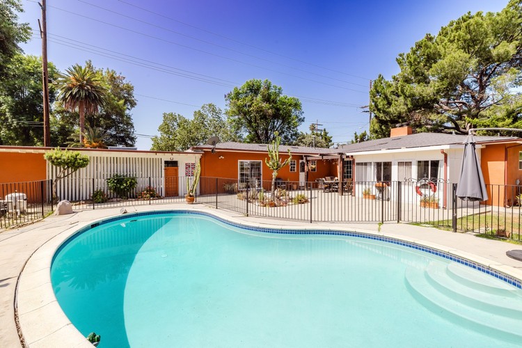 5800 Winnetka Avenue,