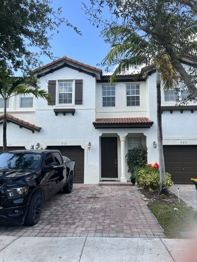 938 NE 29th Ter