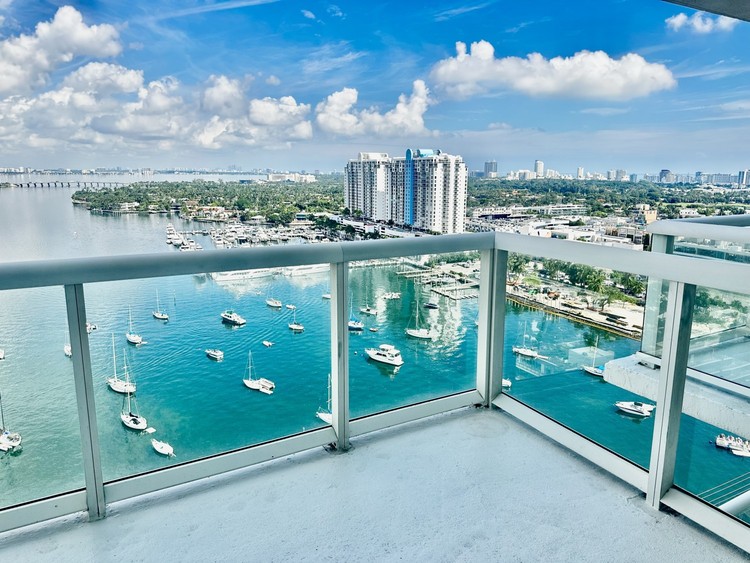 10 Venetian Way