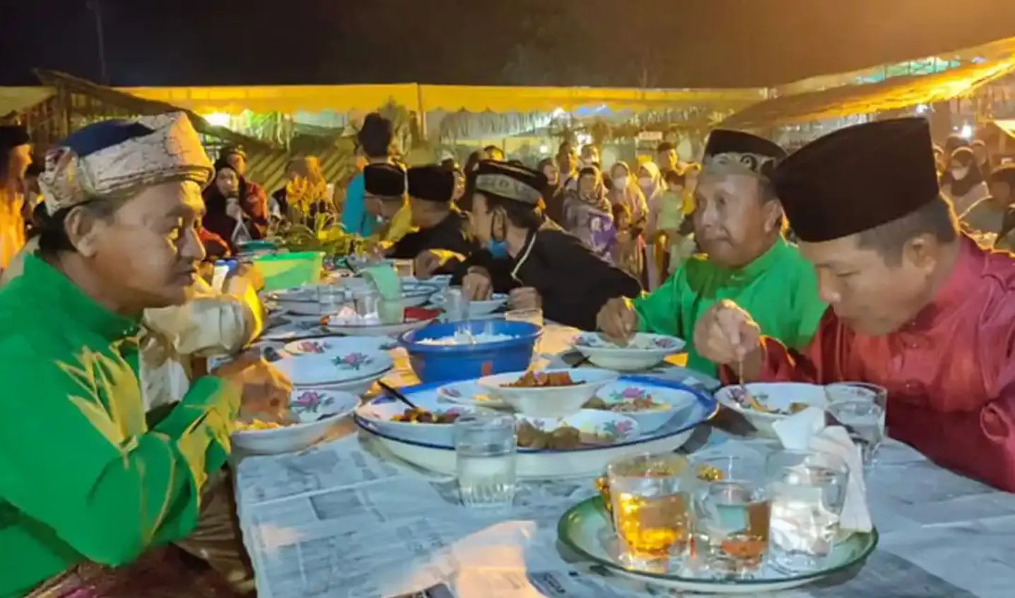 Masyarakat Melayu makan bersama secara tradisional menggunakan tangan