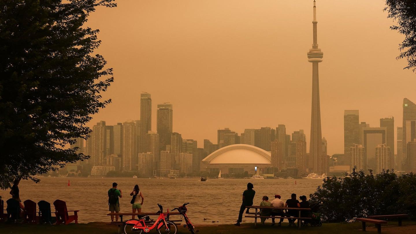 Alerta en Ontario: Humo de incendios forestales cubre Toronto y eleva riesgos para la salud