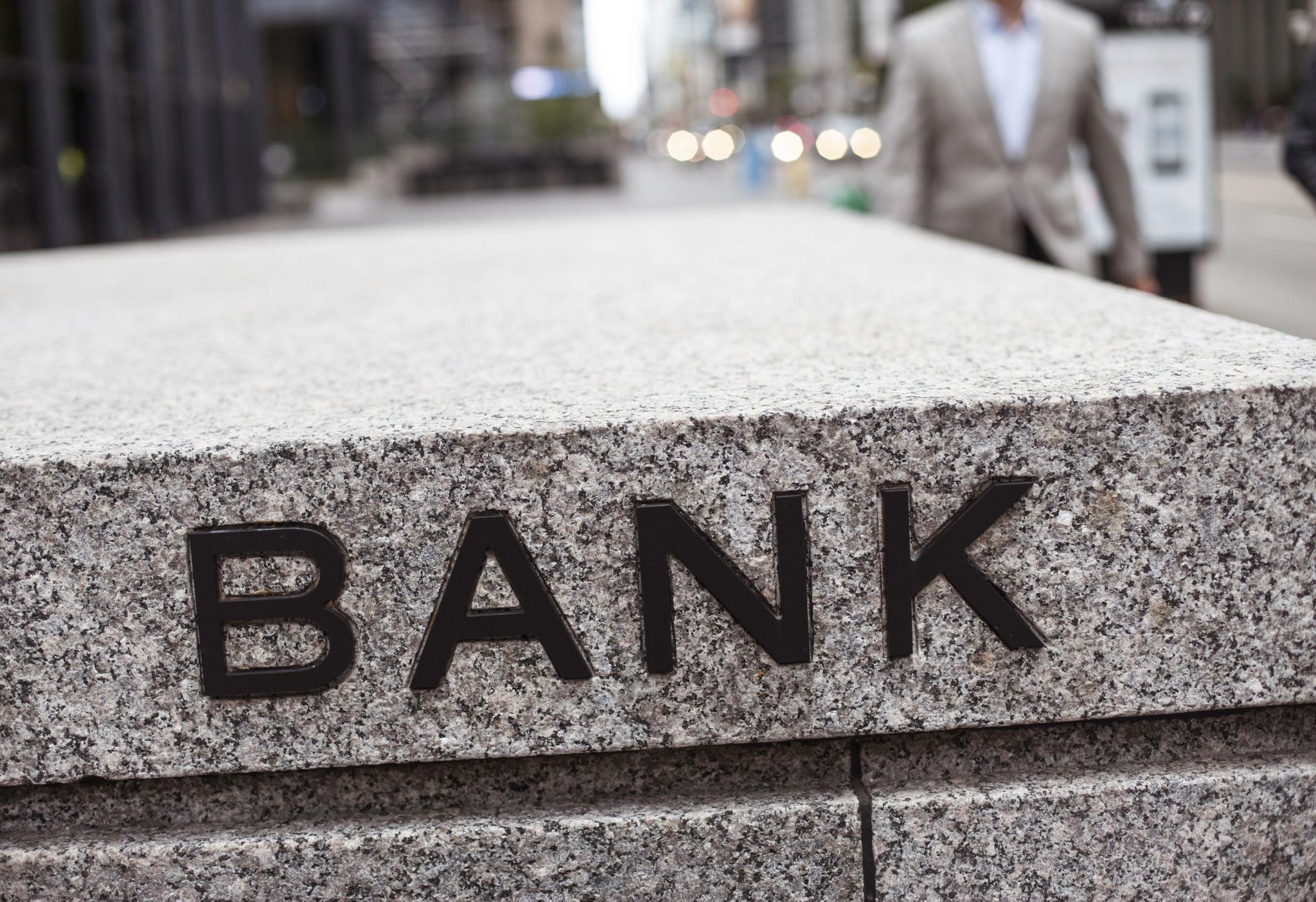 El costo invisible de ser cliente bancario en Canadá: récord de quejas, multas millonarias y el negocio de las comisiones