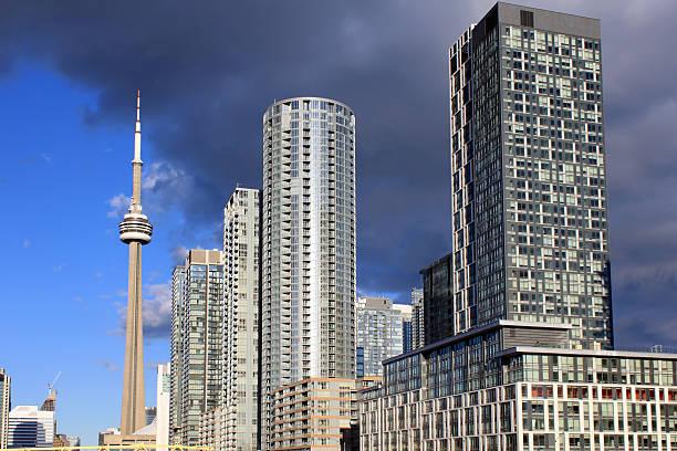 Crisis en los condominios de Toronto: Precios caerían hasta un 30% para 2028 tras fin del auge