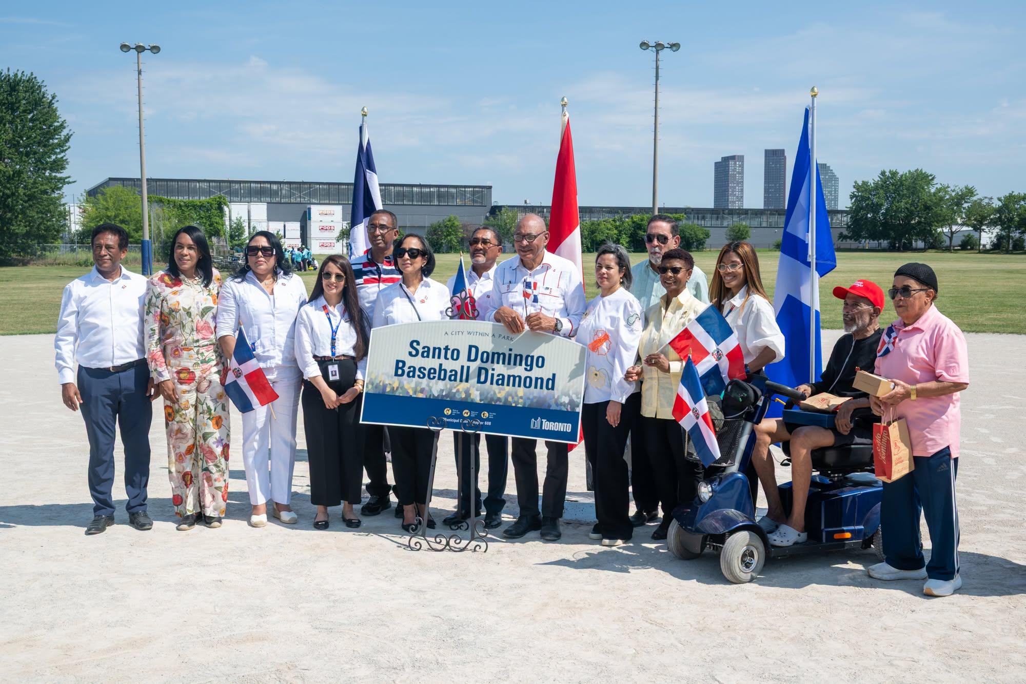 Toronto oficializa el diamante de béisbol Santo Domingo en honor a la comunidad dominicana
