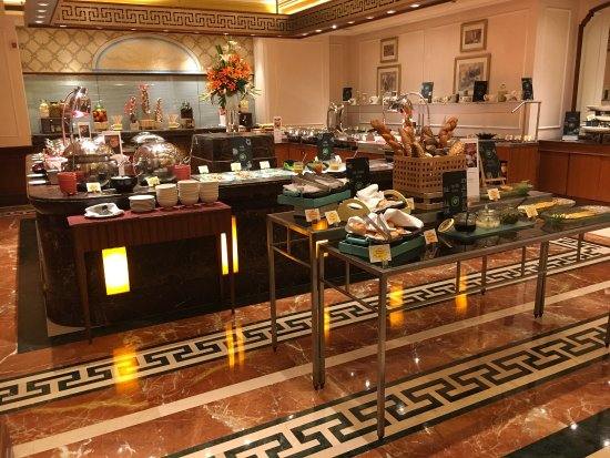 Dinner Buffet with Domestic Wine & Beer buffet at ITC Grand Central in Mumbai - BookMyBuffet