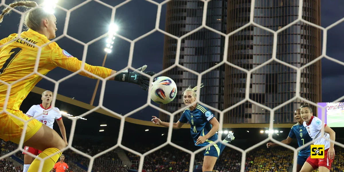 Momen Gol dari Stina Blackstenius