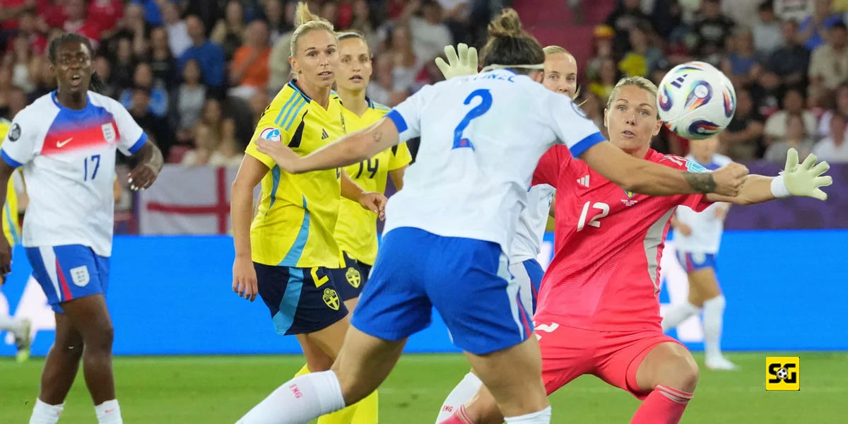 Momen Gol dari Lucy Bronze