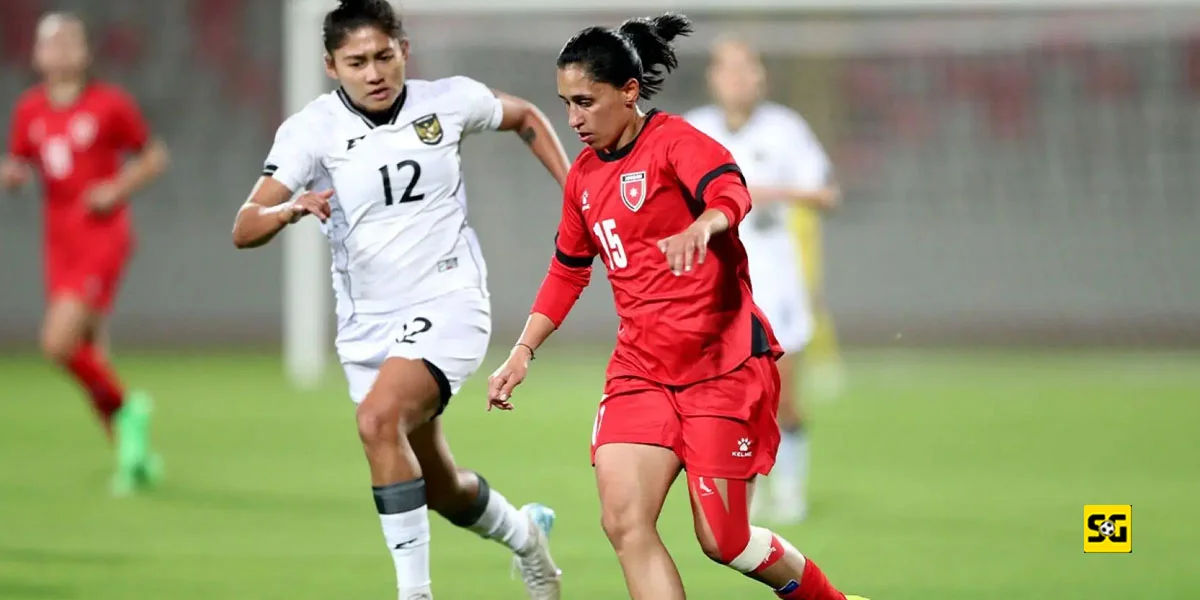 Duel antara pemain Yordania dan Timnas Indonesia Putri