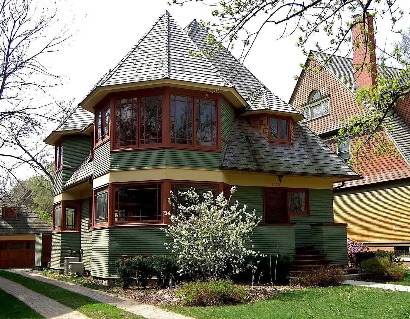 Thomas Gale House by Frank Lloyd Wright, showcasing Prairie School architecture with horizontal lines, a low-pitched roof, and prominent geometric patterns in the windows.