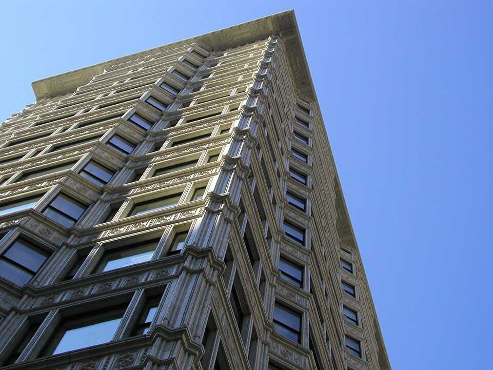 A photo of the corner of the Reliance building as seen from the steet.