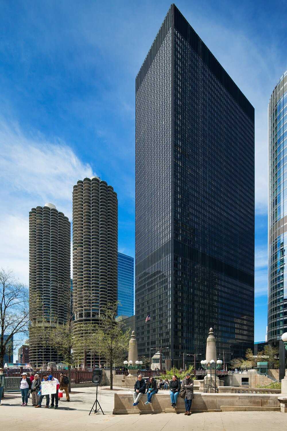 A photo of Marina City & the IBM Building.