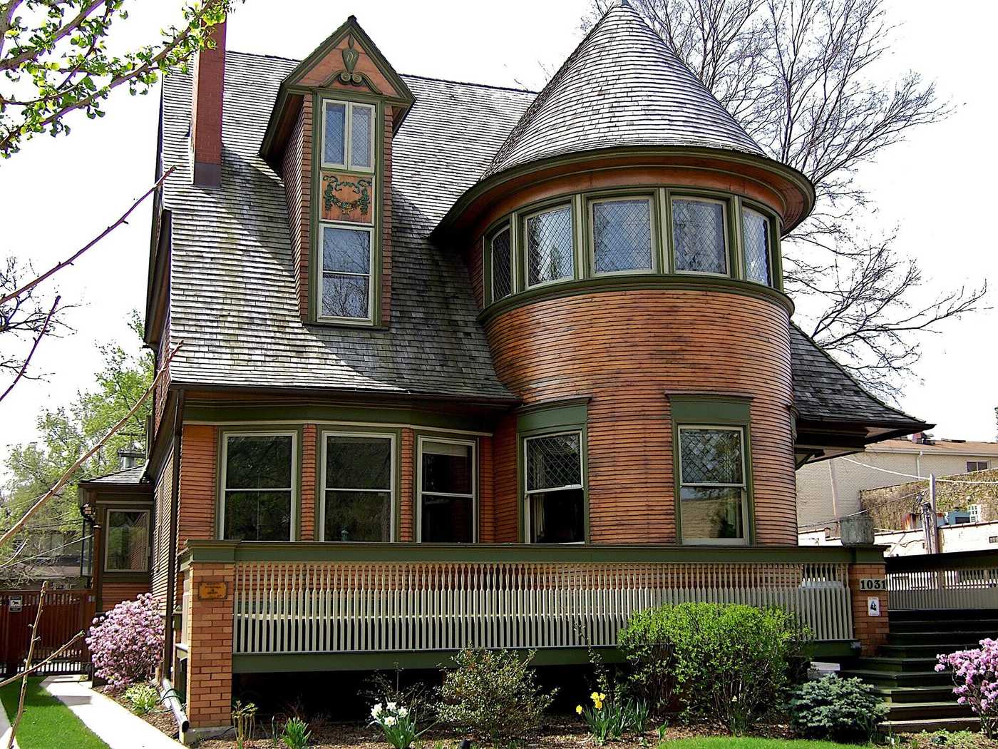 Walter Gale House by Frank Lloyd Wright, featuring Prairie School architecture with horizontal lines, a low-pitched roof, and large windows with geometric patterns.