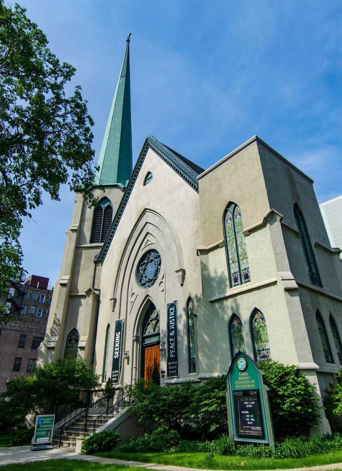 A photo of Lake Street Church as seen from across the street. 