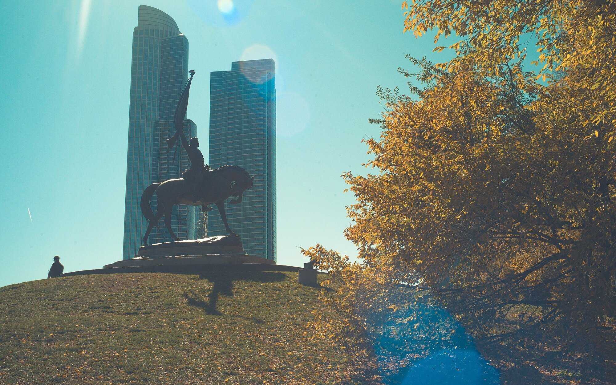 A photo of the John Logan monument in Grant Park.