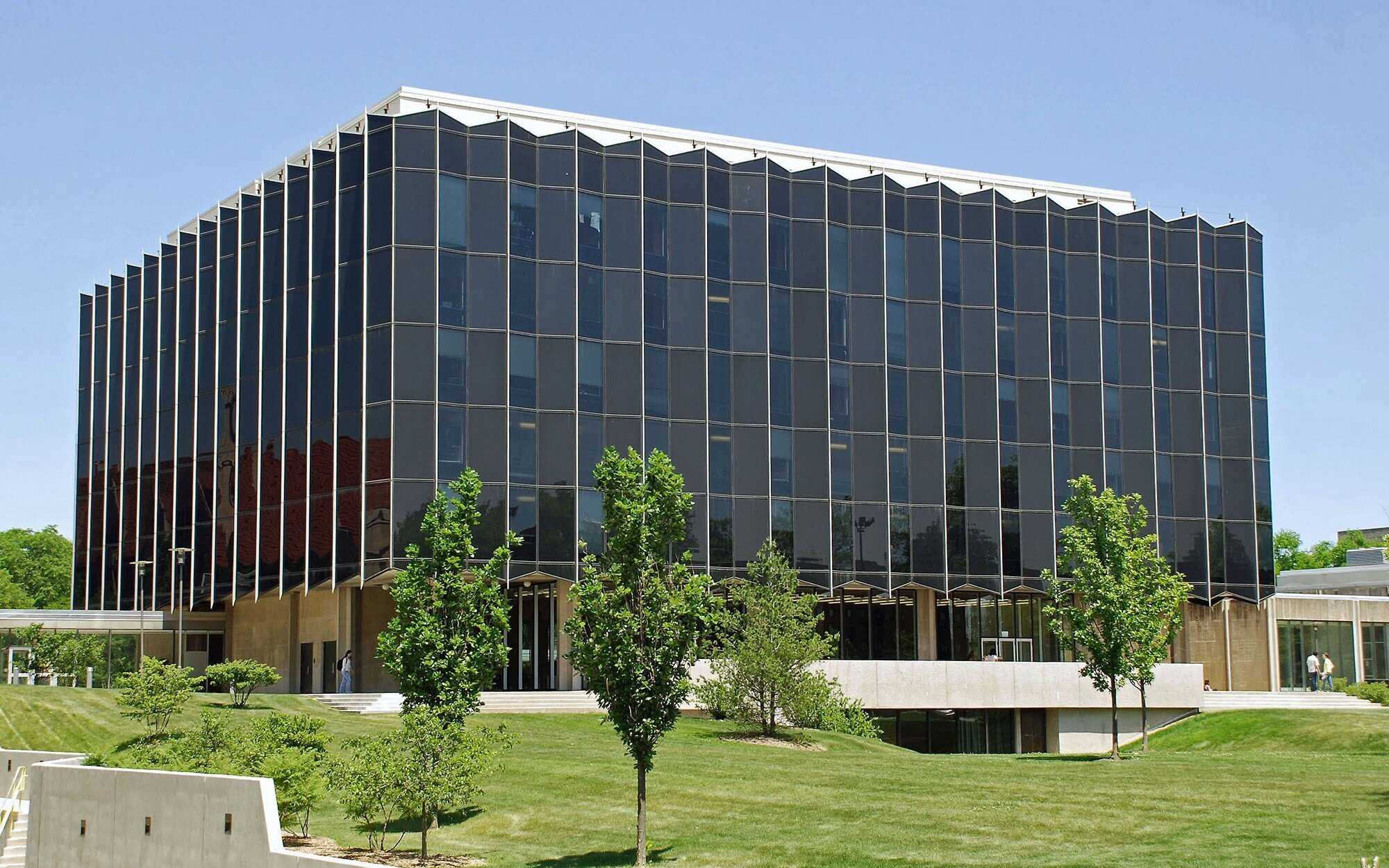 An exterior photo of the University of Chicago Law School.