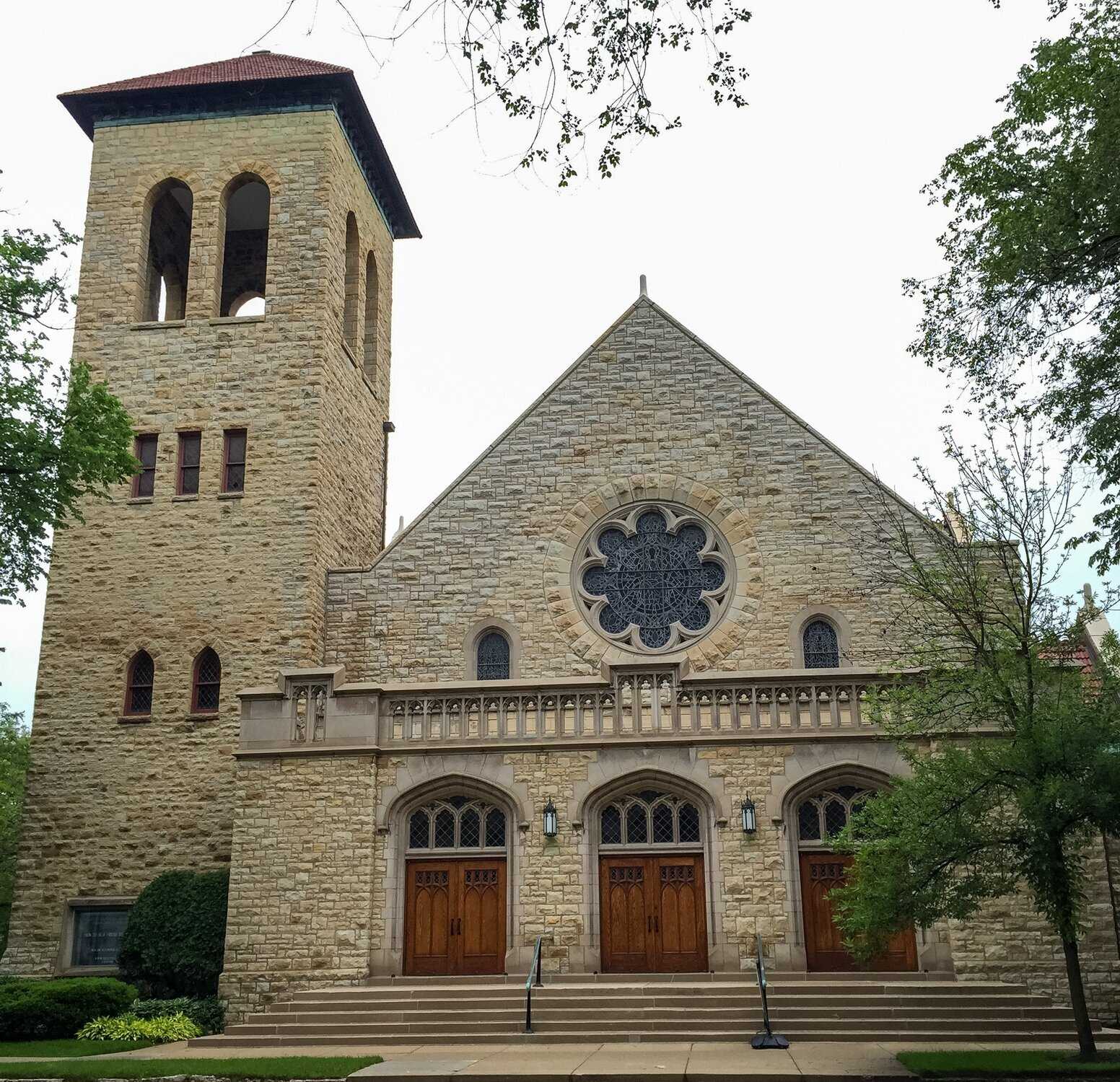 A photo of First Presbyterian Church as seen from across the street. 