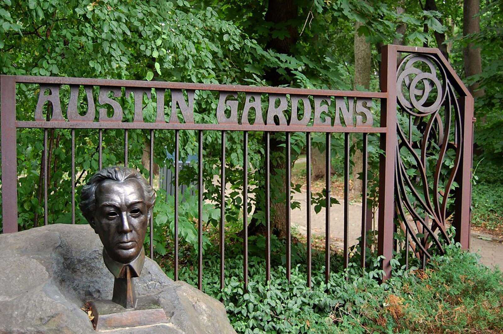 A photo of the Frank Lloyd Wright memorial statue at the entrance to Austin Gardens.