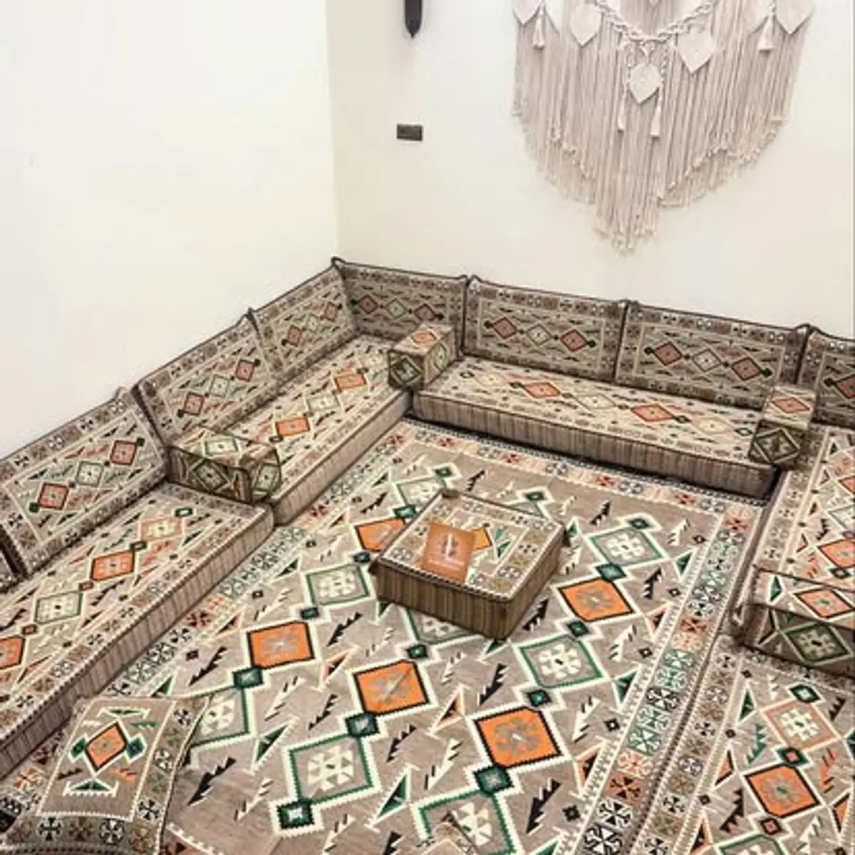 Majlis sahraoui beige fabriqué par Dakhla Majalis avec un tapis assorti à motifs sahariens